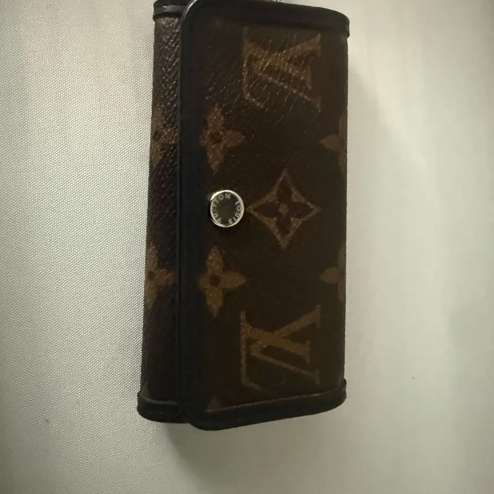 Preloved excellent condition Louis Vuitton Monogram Key Holder
